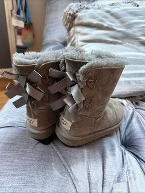 UGG Short Suede Bow Back Boots in Taupe Gray